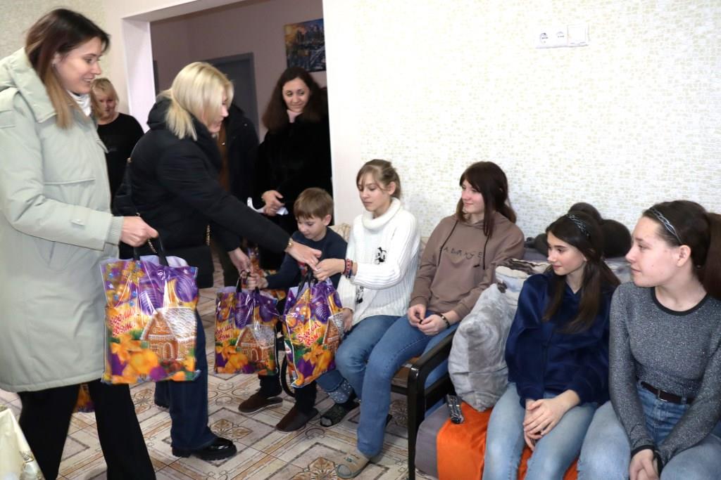 Хай і українські дітки відчують хвилини безтурботного дитинства у День св. Миколая