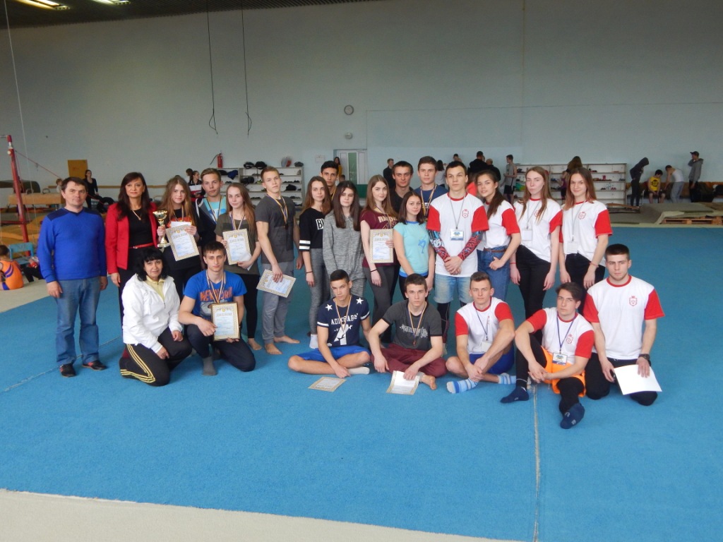 Учні старших класів прийняли участь у спортивних змаганнях «Стріт воркаут-здорове покоління 2017»