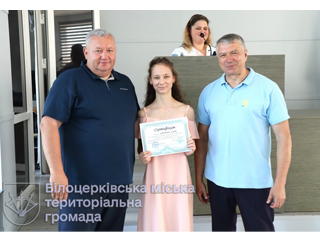 Нагородження випускників 11 класів, які отримали по 200 балів на НМТ-2025