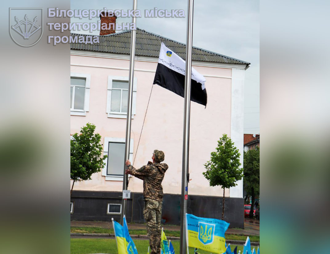Біло-чорний Прапор Надії – на знак пам’яті про наших Героїв у полоні