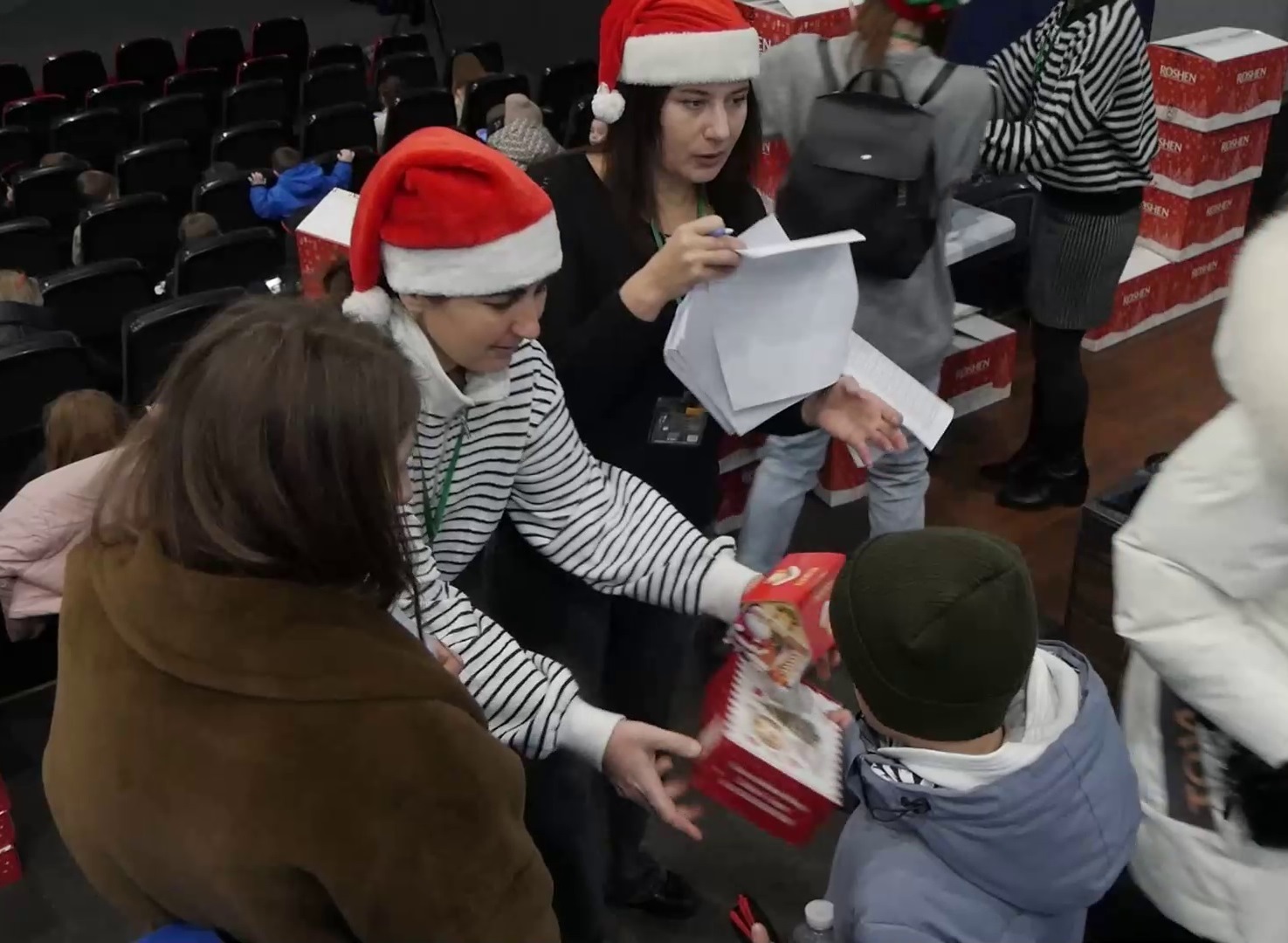 У подарунок дітям - казка, тепло, радість та новорічний настрій