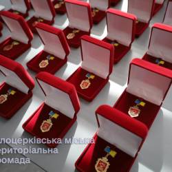 головна