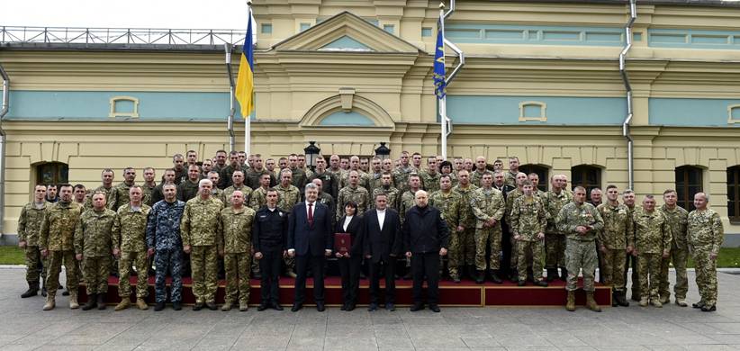 Гарантом незалежності України є українська армія  – Президент у Маріїнському палаці привітав захисників Вітчизни