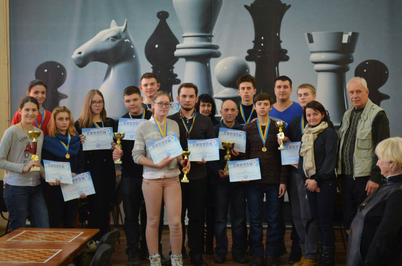 За перемогу в змаганнях із  шахів боролися юнаки та дівчата