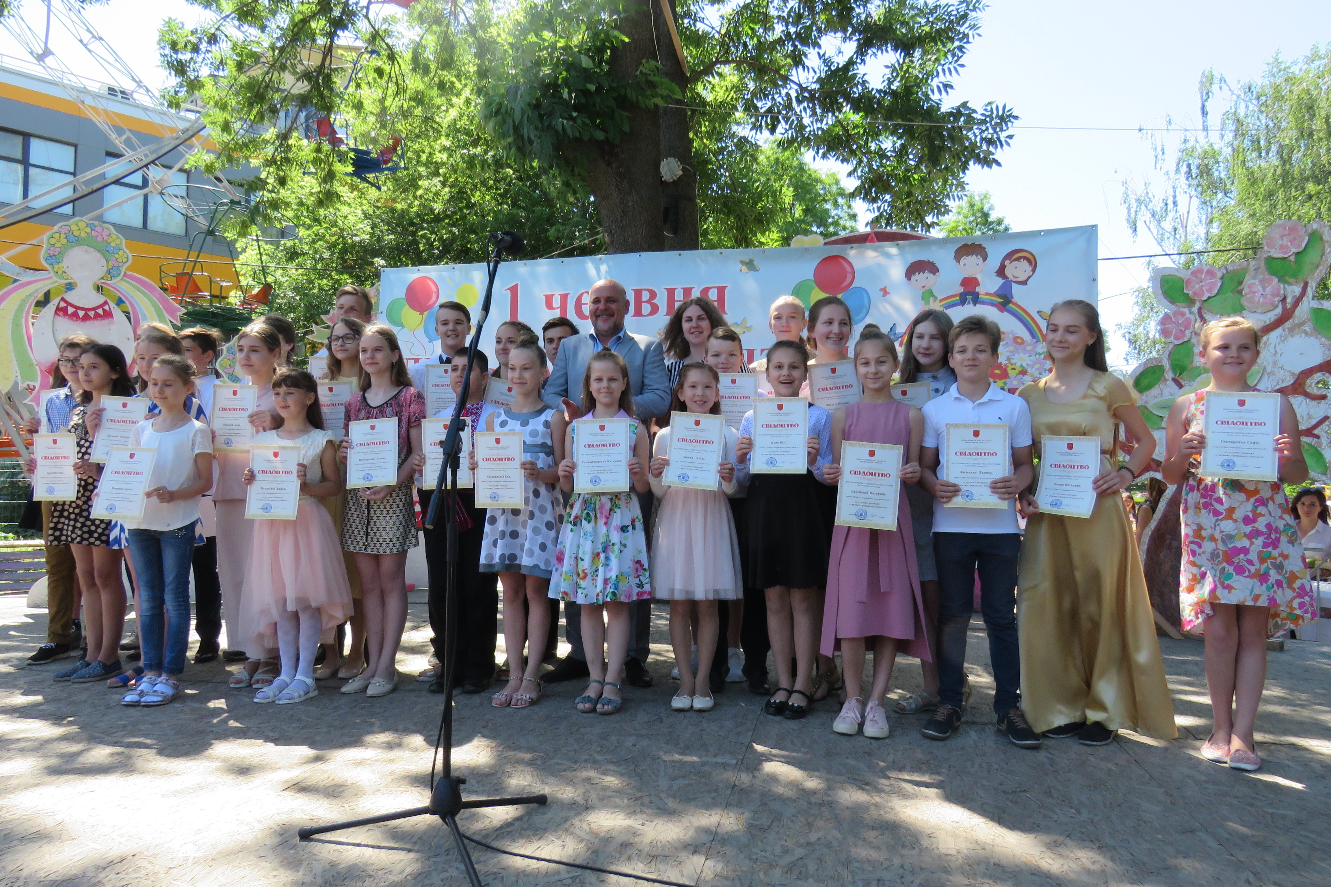 «Дитяче свято, клич усіх на сцену, плекай таланти, душі зігрівай! Білоцерківська дітвора натхненно мистецький вам дарує дивограй!»